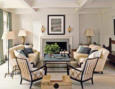 Hur symmetriskt arrangemang av möbler i vardagsrummet