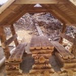 שולחן וספסלים של בולי עץ עבור gazebos