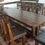 Käsityönä valmistetut puiset tuolit ja pöytä
