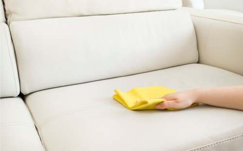 Távolítsa el a foltokat a világos kanapéból