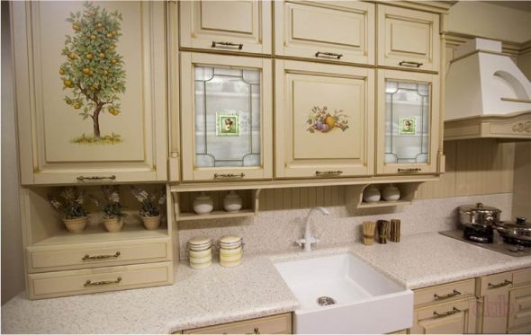 Kök fasader dekorerad med hjälp av decoupage teknik