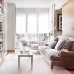 Útulný úzký obývací pokoj v jasných barvách