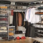 Inte bara kläder kan lagras i omklädningsrummet på grund av sin utmärkta kapacitet.