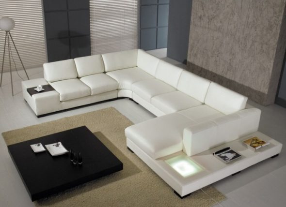 Splendido divano bianco con un tavolo