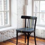 Recyklovaná židle s neobvyklým dekorem