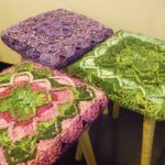 Pletené pláštěnky na stoličkách