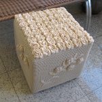 Pouf in maglia a forma di cubo
