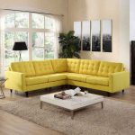 Sudut sofa kuning oleh tingkap