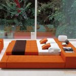 Velká oranžová postel-pódium pro dva