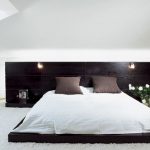 Bed-pódium se světly v čelo postele