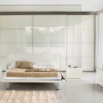 Camera da letto bianca con decorazioni nei colori della sabbia