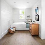 Katil sudut putih untuk bilik tidur dalam gaya Scandinavia