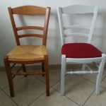 Bílé a červené dřevěné židle po restaurování
