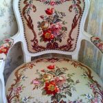 Fehér szék virágos hímzéssel
