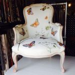 Het decor van de zachte zittende stoel met vlinders