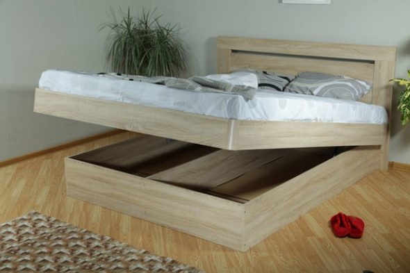 Katil kayu dengan ruang untuk perkara-perkara
