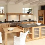 Dapur kayu dengan rak terbuka untuk hiasan
