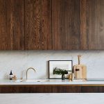 Trä kök i stil med minimalism