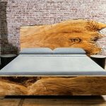 Käsittelemätön puinen sänky makuuhuoneen parvelle