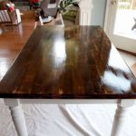 שולחן עץ עם רגליים לבנות