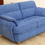 Sininen mokkainen sohva