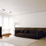 A minimalista stílusban kialakított világos szoba