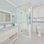 Lange ijdelheidseenheid in een witte badkamers