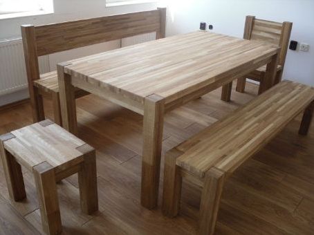 Dubový jídelní stůl