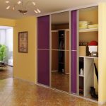 Almari ungu untuk koridor kuning