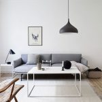 Käytännöllinen pieni olohuone minimalismin tyylillä.