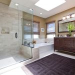 Krásná koupelna s dřevěným nábytkem