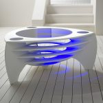 Krásný bílý stůl neobvyklého tvaru