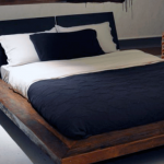 Houten bed in loftstijl