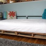Do-it-yourself postel z dřevěných palet a kovových trubek