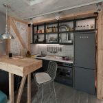 Loft-tyylinen keittiö, jossa on puu- ja metallielementtejä