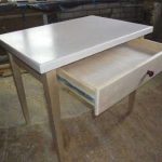 Table de cuisine avec un tiroir de bricolage