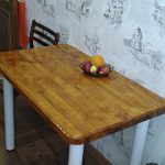 Pöytä, jossa on puinen lakka keittiössä