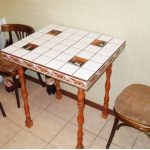 Handgemaakte vierkante tafel voor een eethoek