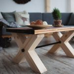Négyzet alakú asztal do-it-yourself loft stílusban