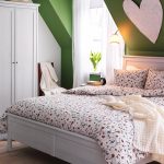 Kleine slaapkamer in Provençaalse stijl op de zolder
