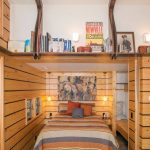Malá ložnice, potažená dřevem