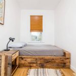 Kleine slaapkamer met zelfgemaakte meubels