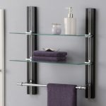 I mobili in metallo sono perfetti per creare un interno in bagno nello stile hi-tech o minimalista.