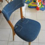 Zachte hoes voor een houten stoel van oude jeans