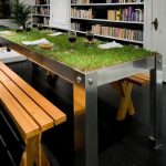 Table insolite avec pelouse