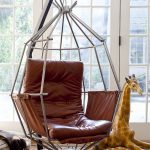 Versi luar biasa kerusi yang digantung, dipasang dengan gelung logam