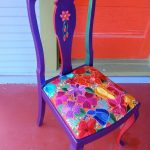 Förnyelsen av stolen i blommotiv