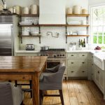 Open planken boven keukenkasten