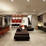 Penerimaan menggabungkan ruang tamu, ruang makan dan dapur dalam gaya minimalis