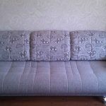 Enkel grå soffa med kombinerade kuddar gör det själv